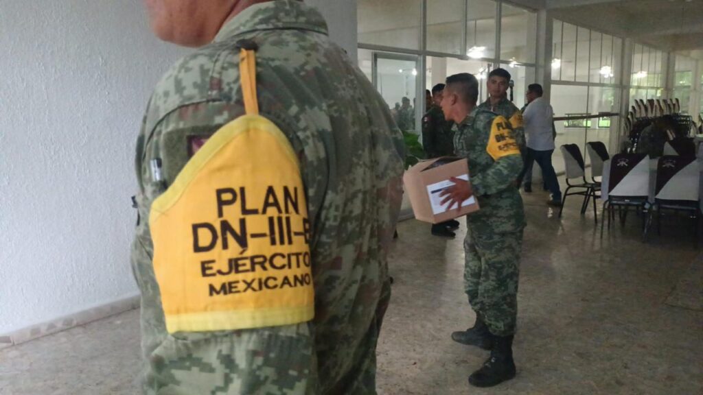 SEDENA refuerza ayuda en el sur de Veracruz.