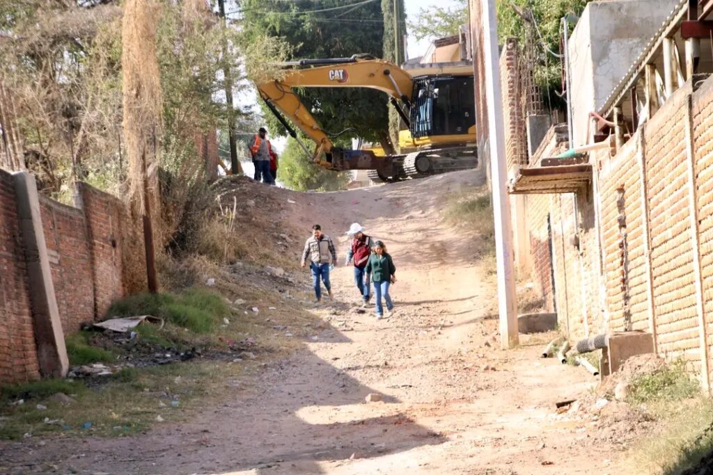 Inician la rehabilitación de calle en El Salto.