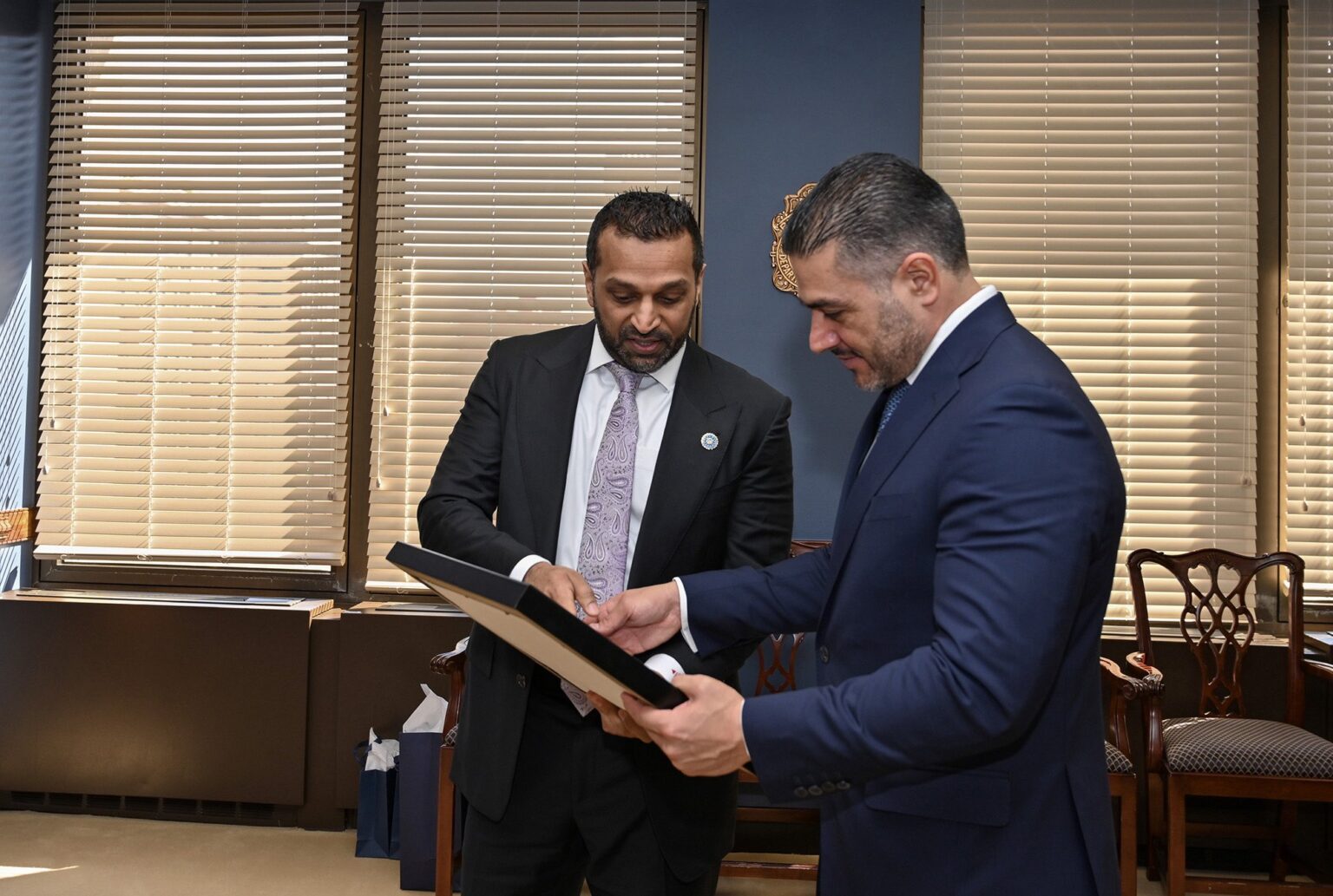 Harfuch se reúne con director del FBI en Washington.