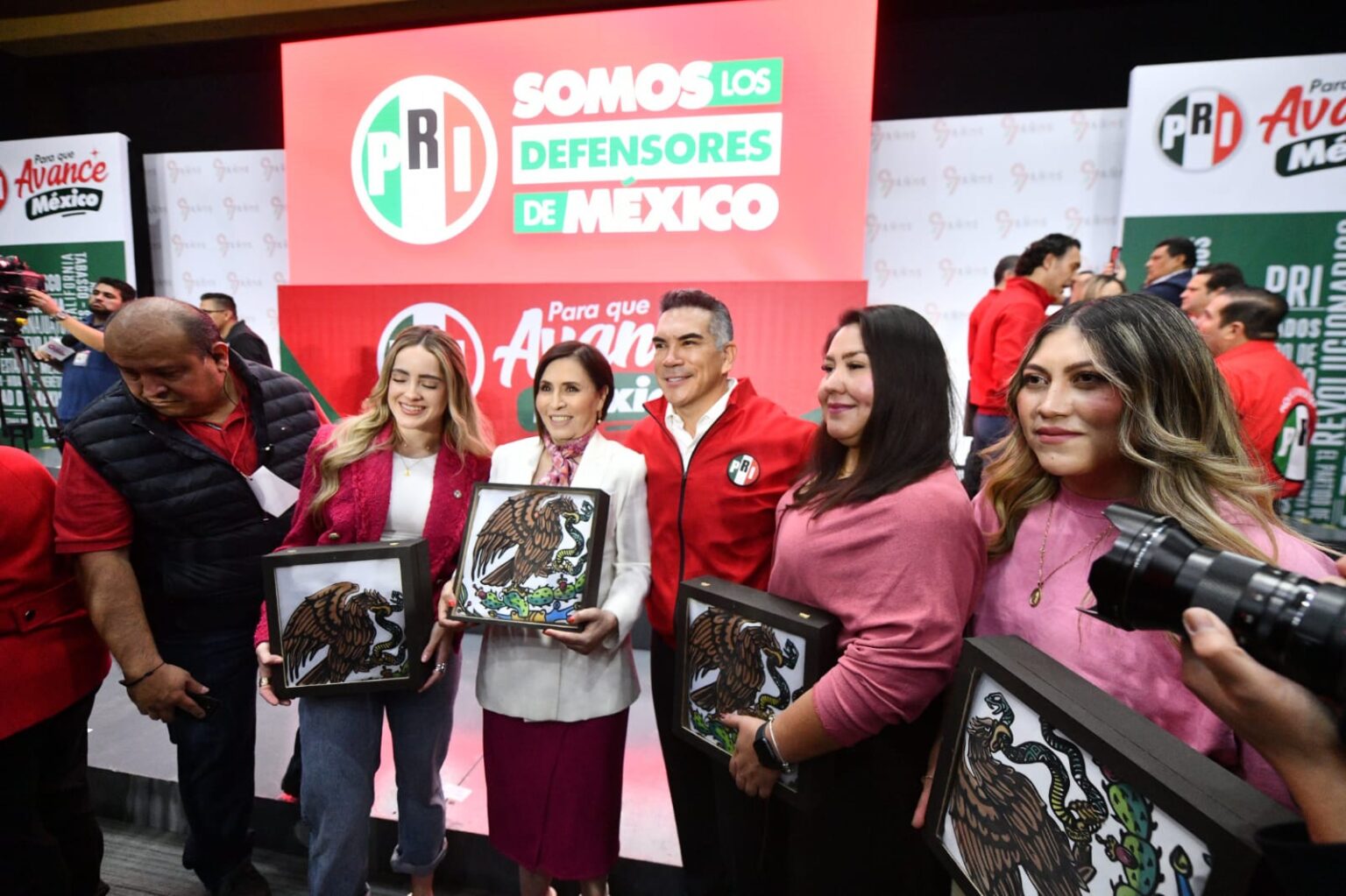 PRI presenta a los «Defensores de México».