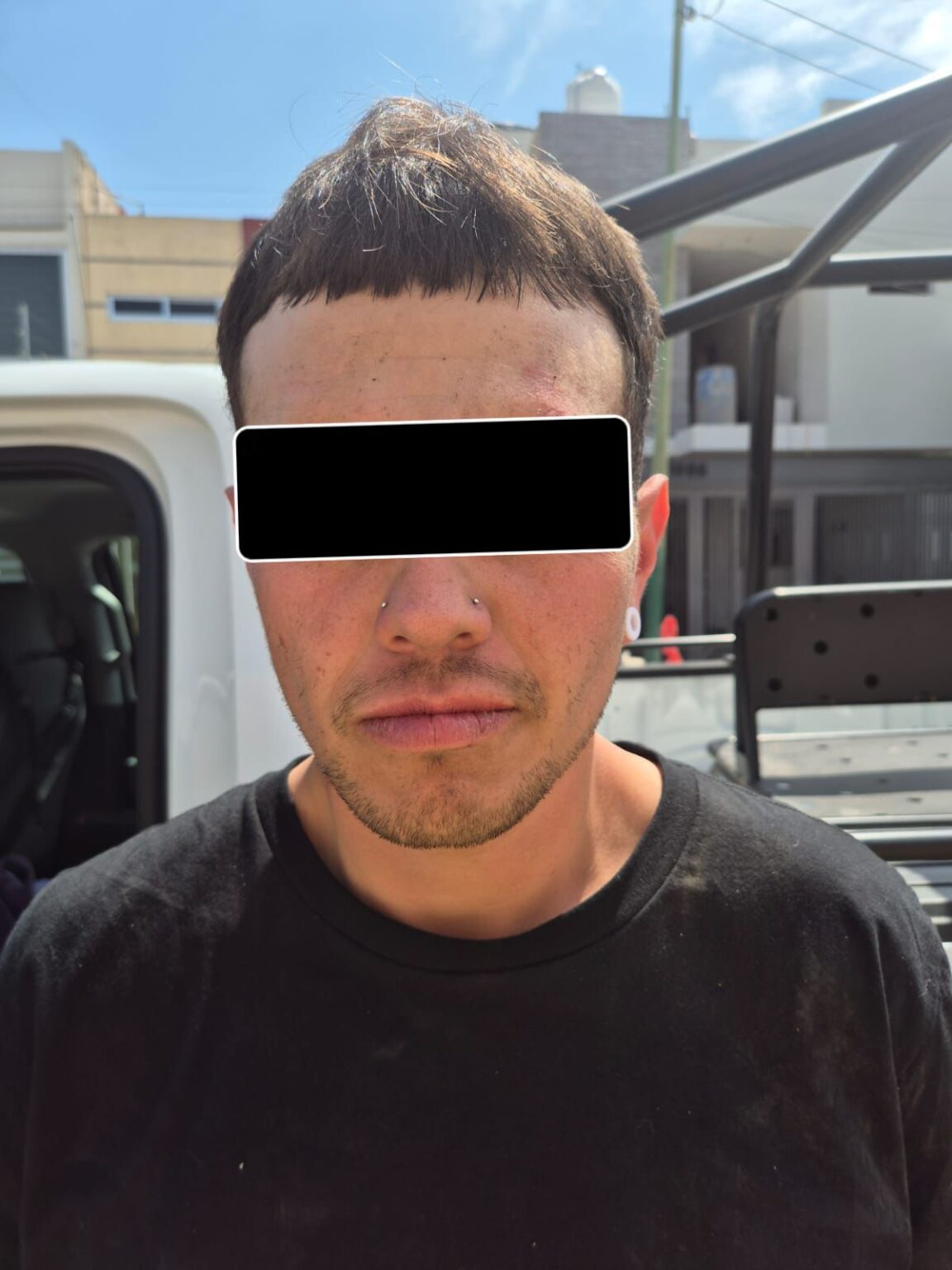 Arrestado con cargadores y cartuchos de arma larga.