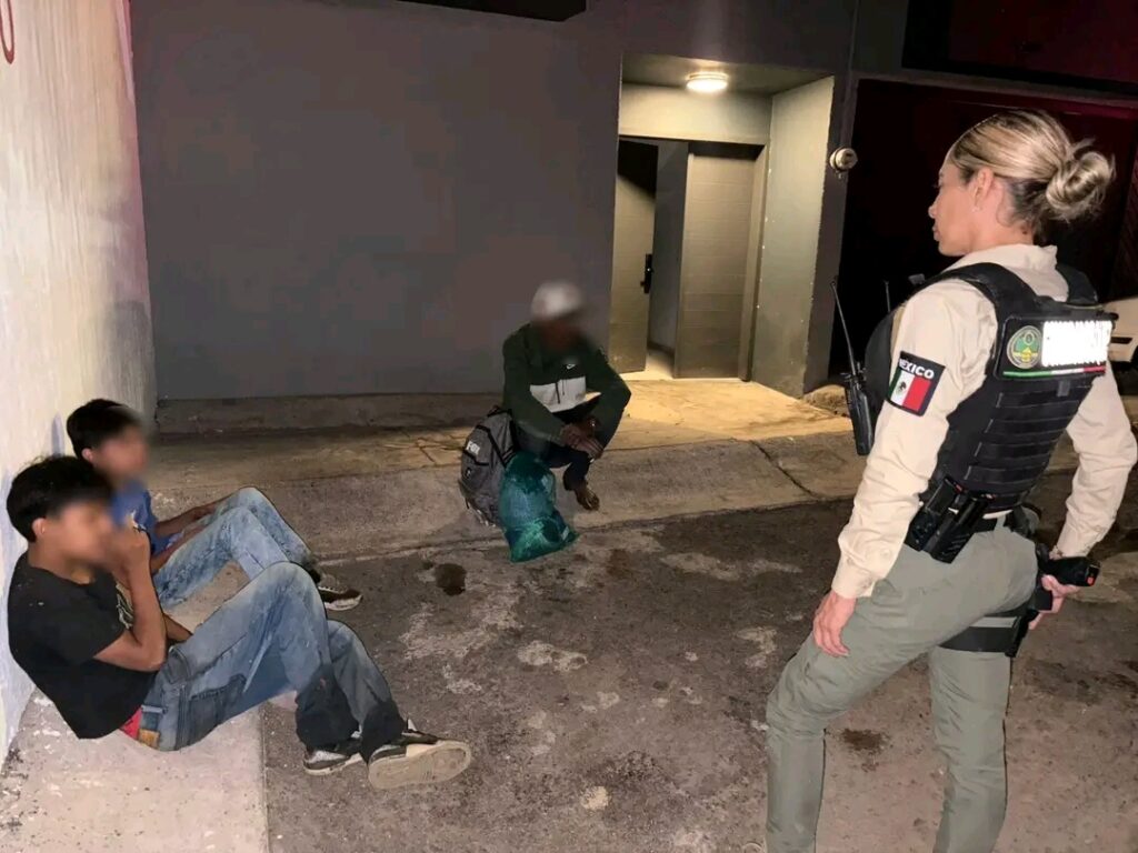 Rescatan a familia extraviada en la Barranca de Huentitán.
