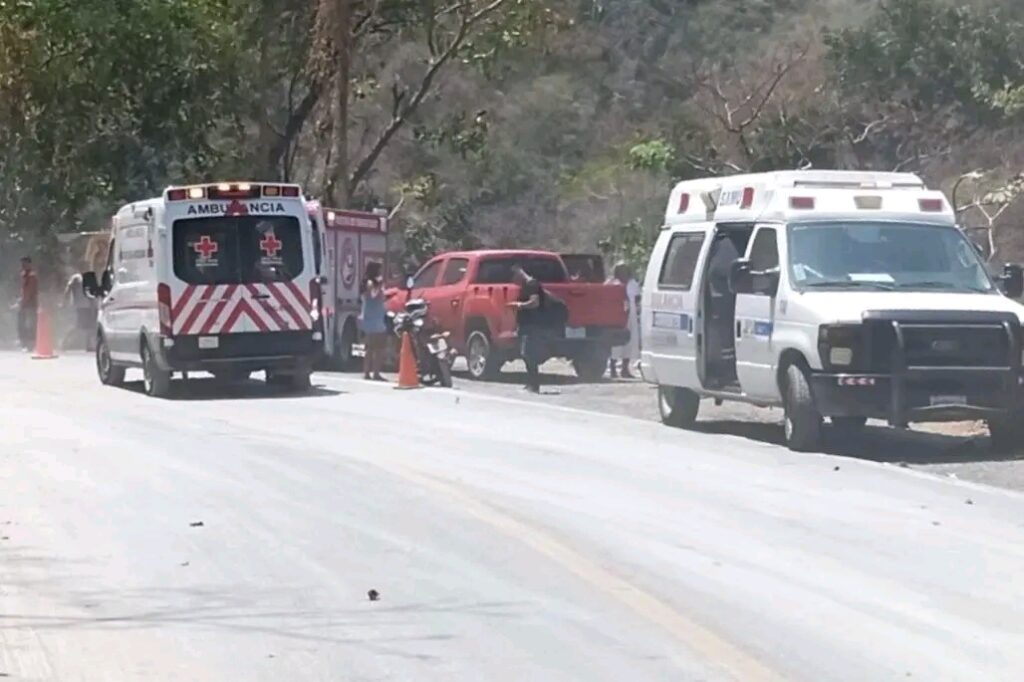 Volcadura de camión de cemento en la Federal 200 deja 3 heridos.