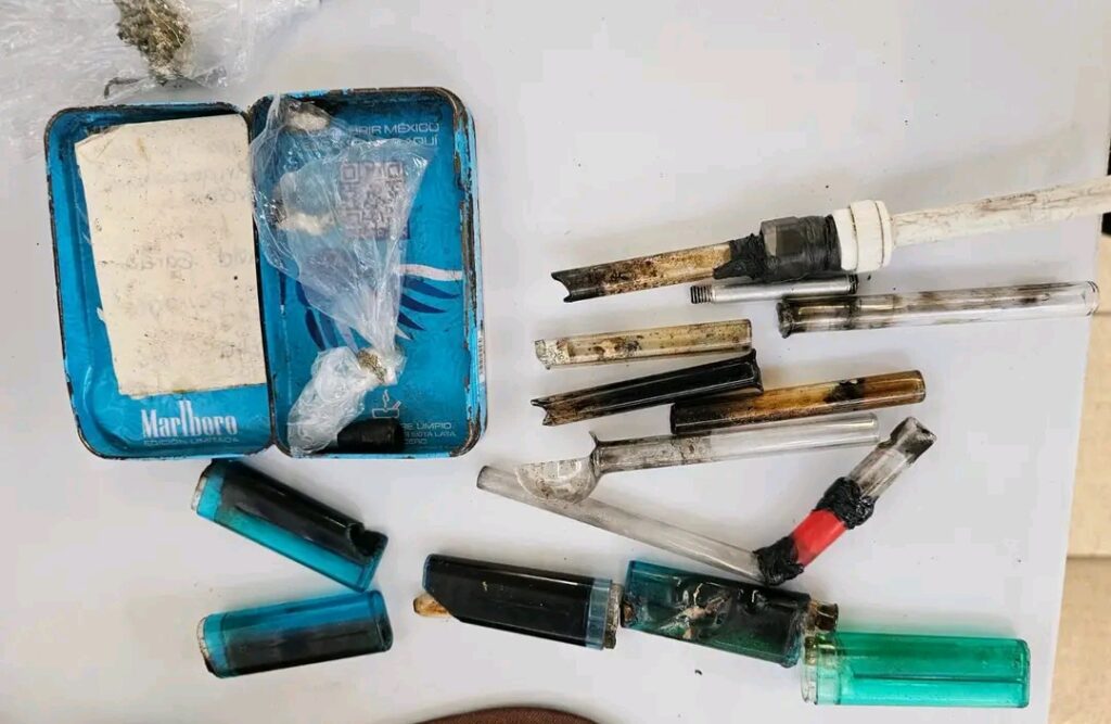Aseguran droga y armas hechizas en penal de Puerto Vallarta.
