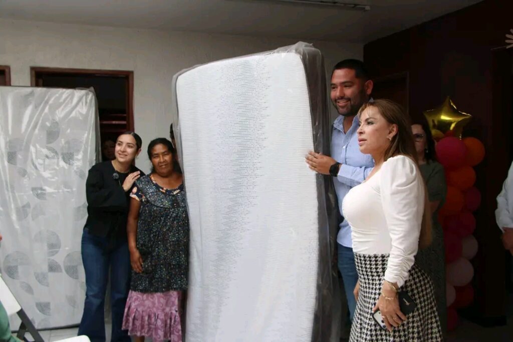 Entregan apoyos a adultos mayores en El Salto.