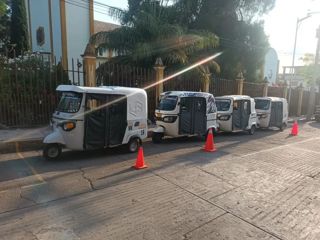 EXTRAÑAN A TLAQUEPAQUE POR IRREGULARIDADES CON MOTOTAXIS.