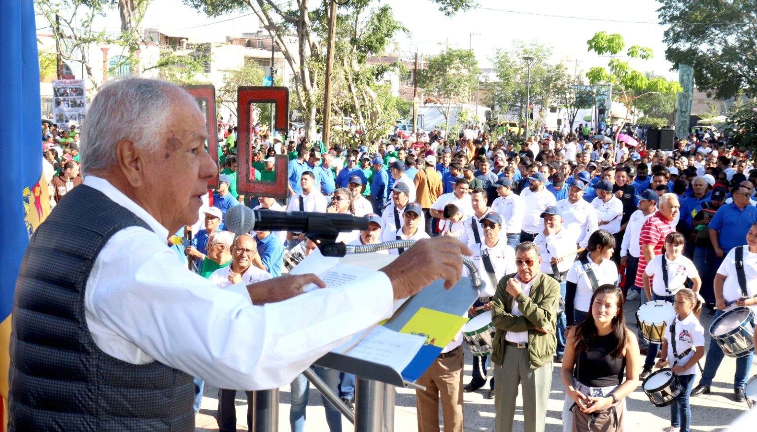 Conmemoran el Día del Trabajo con desfile y protestas.
