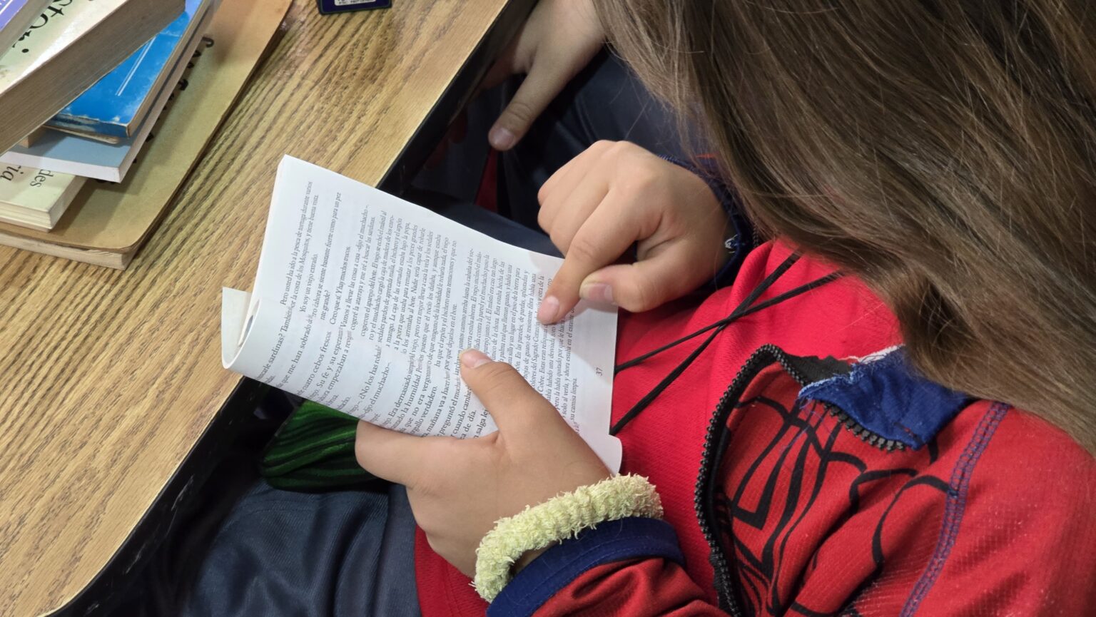 Conmemoran el Día del Libro con lecturas y obsequio de ejemplares.