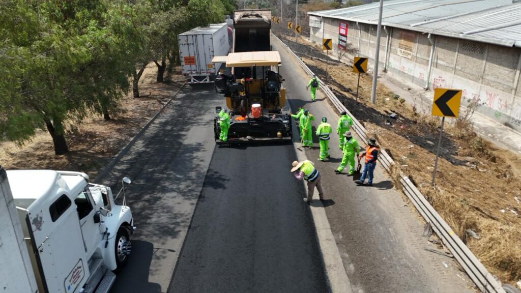 Inician trabajos de conservación en la carretera Guadalajara-Chapala.
