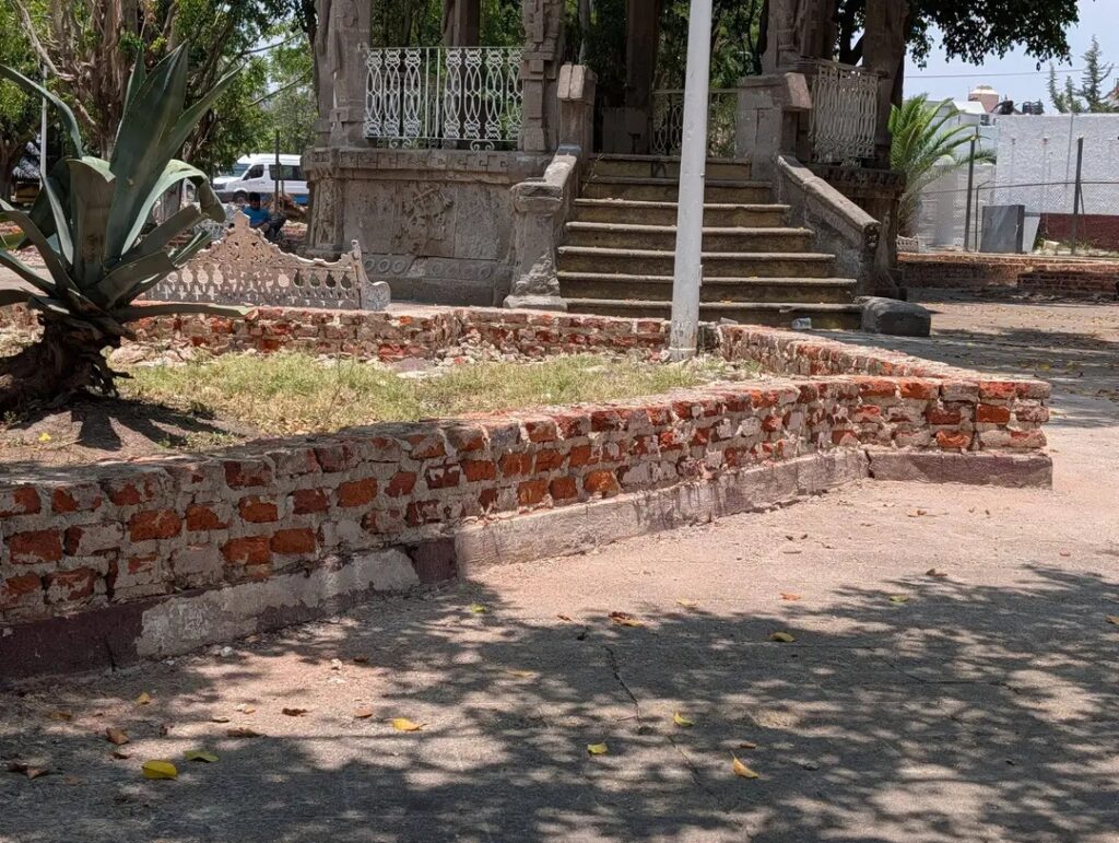 Rehabilitan dos plazas públicas en El Salto.