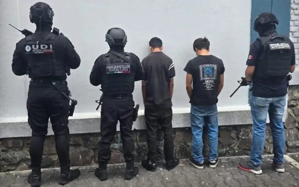 Detienen a dos adolescentes por robo violento a tienda.