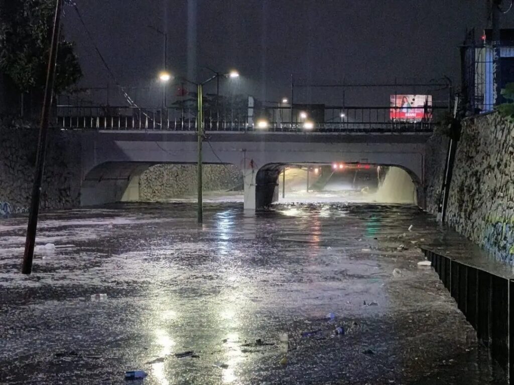 Cerrado paso a desnivel de 8 de Julio y Washington por inundación.