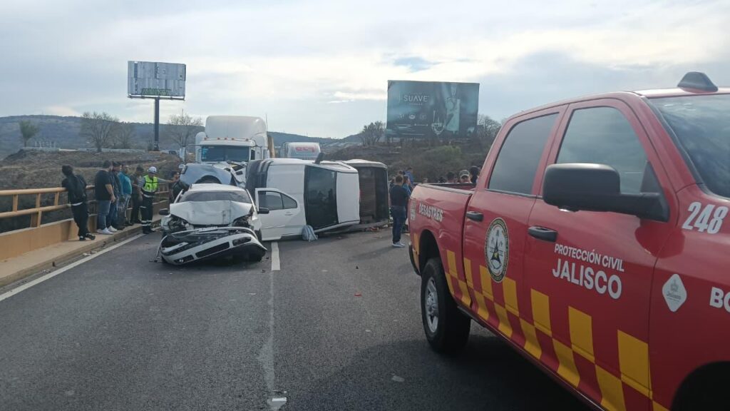 Choque múltiple en autopista a Zapotlanejo.