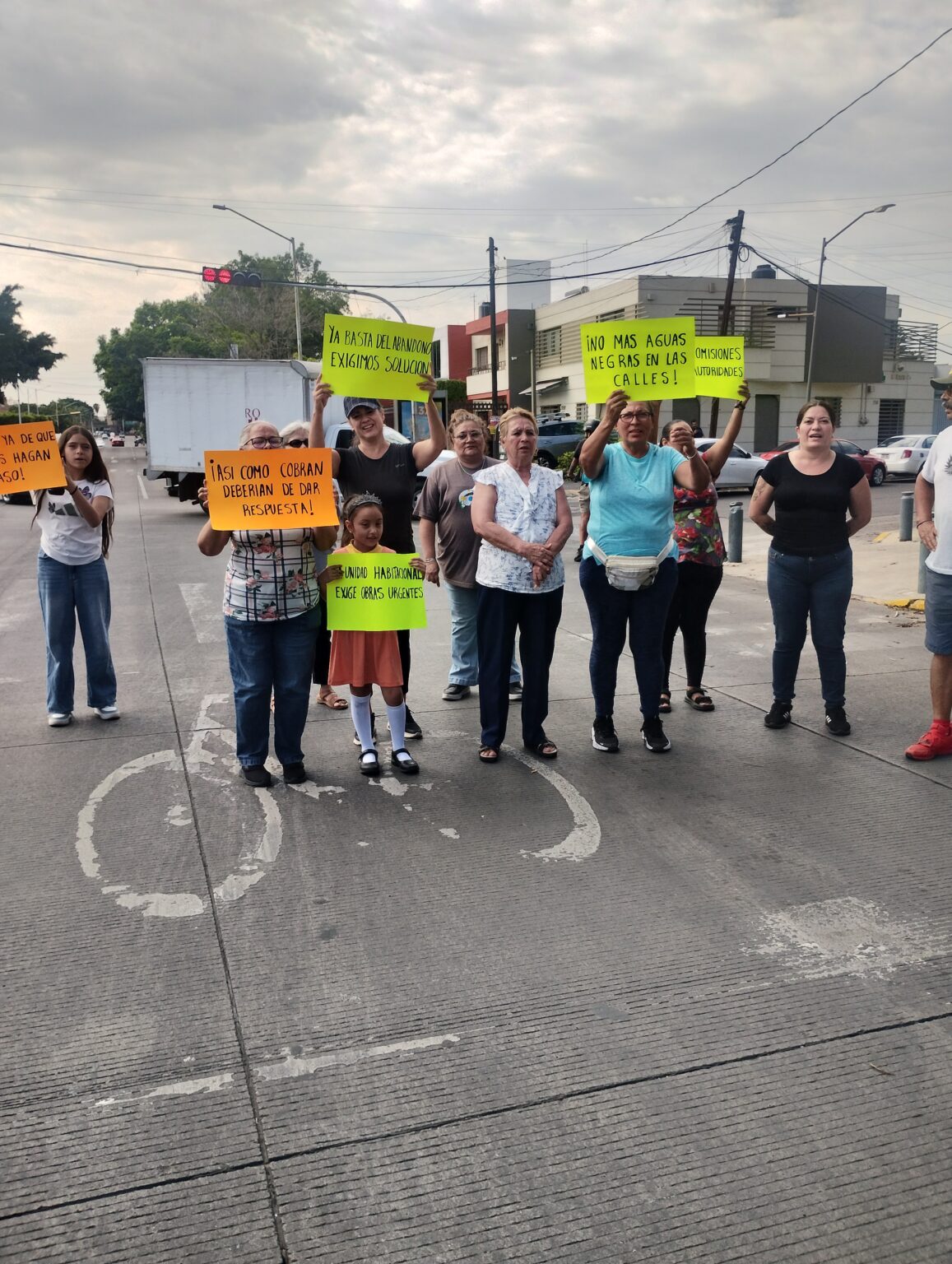 Bloquean calles por falta de desazolve.